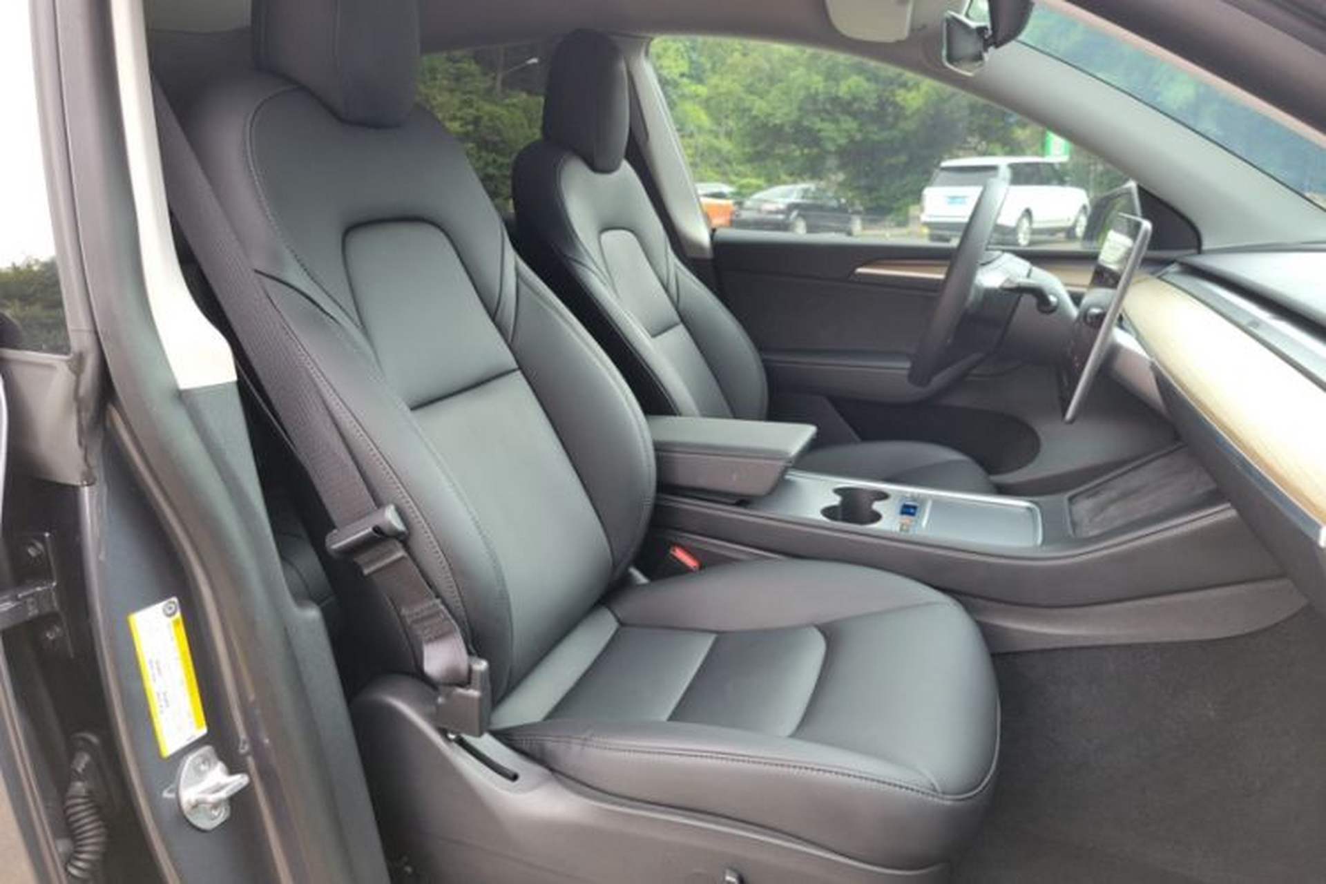 Used Tesla Model Y 2021 Standard Range Rear-Wheel Drive Version Right Front Seat