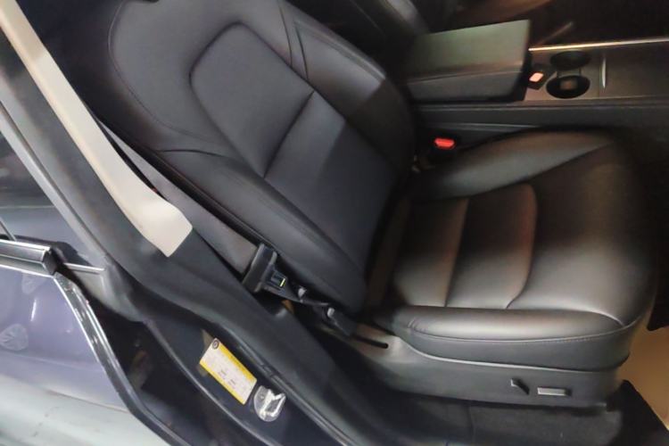 Used Tesla Model Y 2021 Standard Range Rear-Wheel Drive Version Right Front Seat