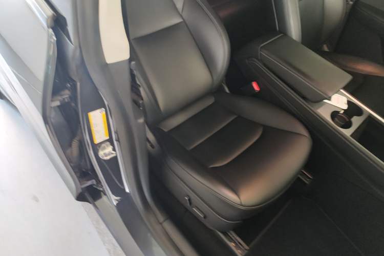 Used Tesla Model Y 2021 Standard Range Rear-Wheel Drive Version Right Front Seat