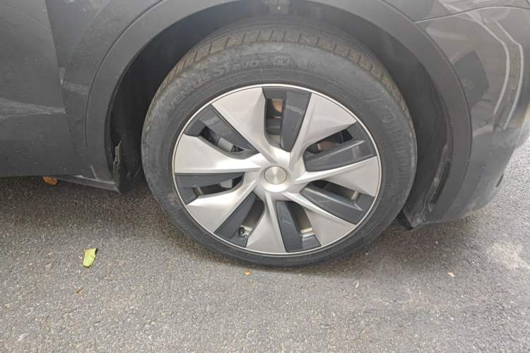 Used Tesla Model Y 2021 Standard Range Rear-Wheel Drive Version Right Front Wheel Hub