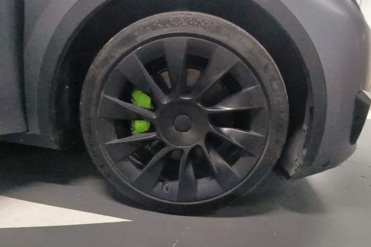 Used Tesla Model Y 2021 Standard Range Rear-Wheel Drive Version Right Front Wheel Hub