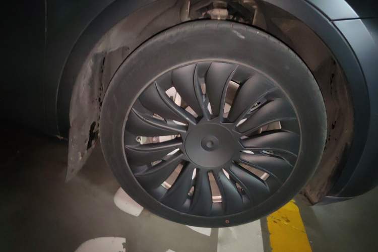 Used Tesla Model Y 2021 Standard Range Rear-Wheel Drive Version Right Front Wheel Hub