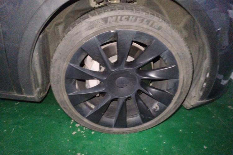 Used Tesla Model Y 2021 Long-Range All-Wheel-Drive Version 3D7 Right Front Wheel Hub