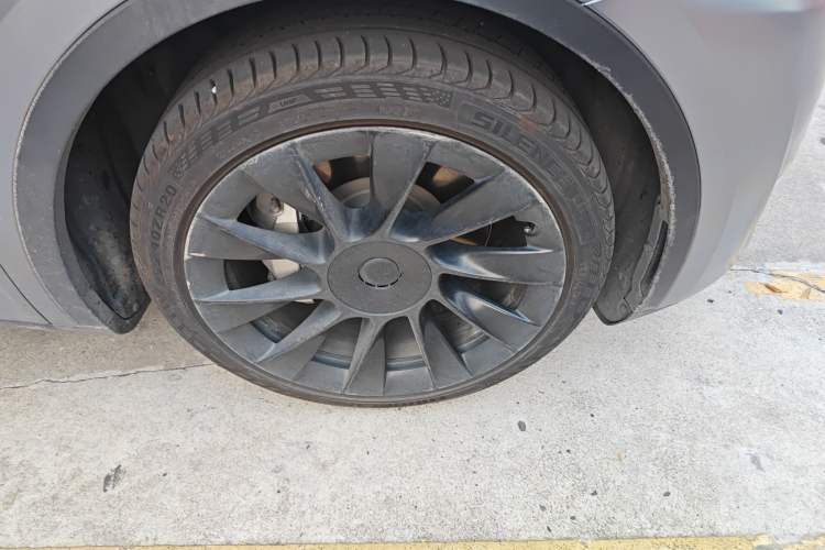 Used Tesla Model Y 2021 Standard Range Rear-Wheel Drive Version Right Front Wheel Hub