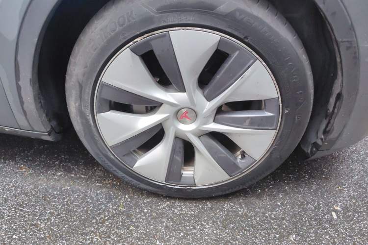 Used Tesla Model Y 2021 Standard Range Rear-Wheel Drive Version Right Front Wheel Hub