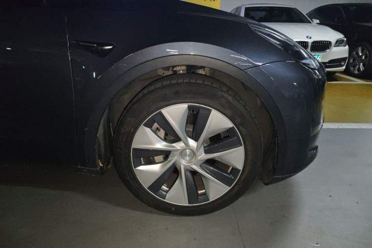 Used Tesla Model Y 2021 Long-Range All-Wheel-Drive Version Right Front Wheel Hub