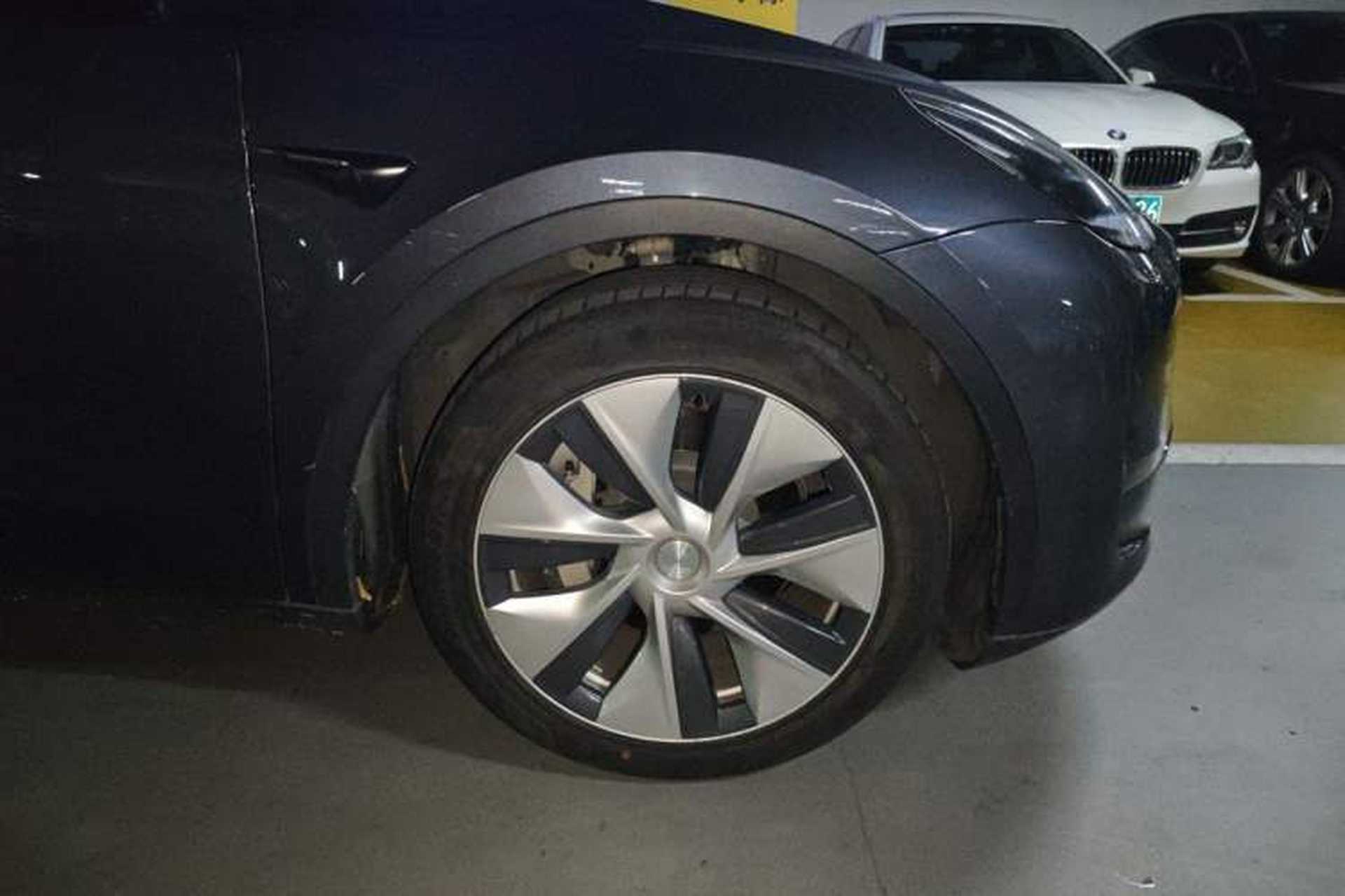 Used Tesla Model Y 2021 Long-Range All-Wheel-Drive Version Right Front Wheel Hub