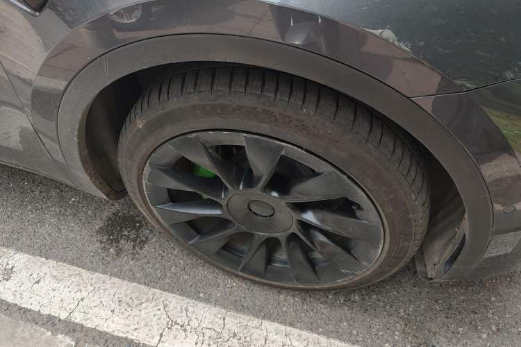 Used Tesla Model Y 2021 Long-Range All-Wheel-Drive Version Right Front Wheel Hub