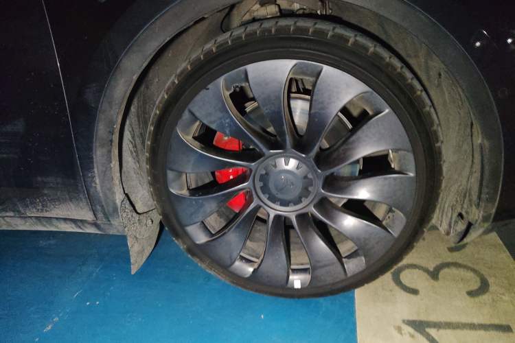 Used Tesla Model Y 2021 Performance High-Performance All-Wheel-Drive Version Right Front Wheel Hub