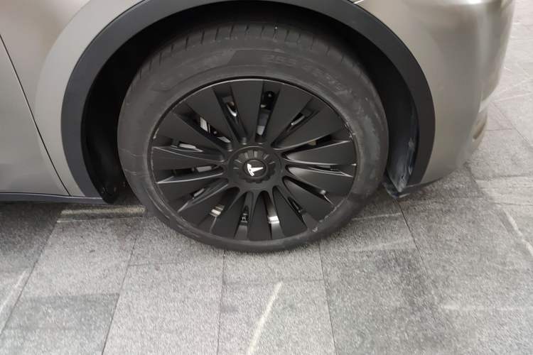 Used Tesla Model Y 2021 Long-Range All-Wheel-Drive Version 3D7 Right Front Wheel Hub