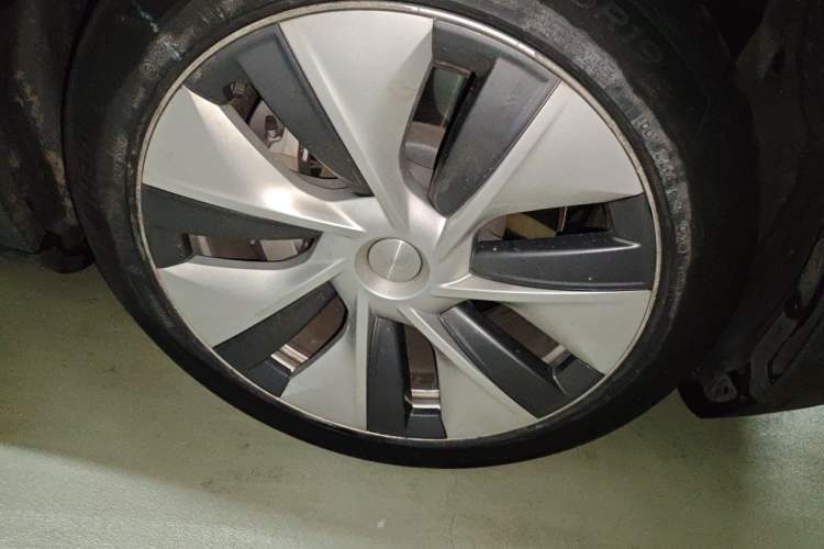 Used Tesla Model Y 2021 Standard Range Rear-Wheel Drive Version Right Front Wheel Hub