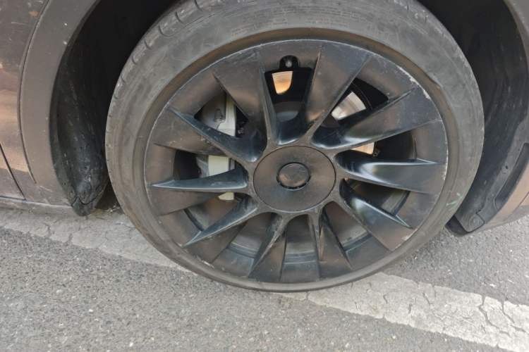 Used Tesla Model Y 2021 Long-Range All-Wheel-Drive Version Right Front Wheel Hub