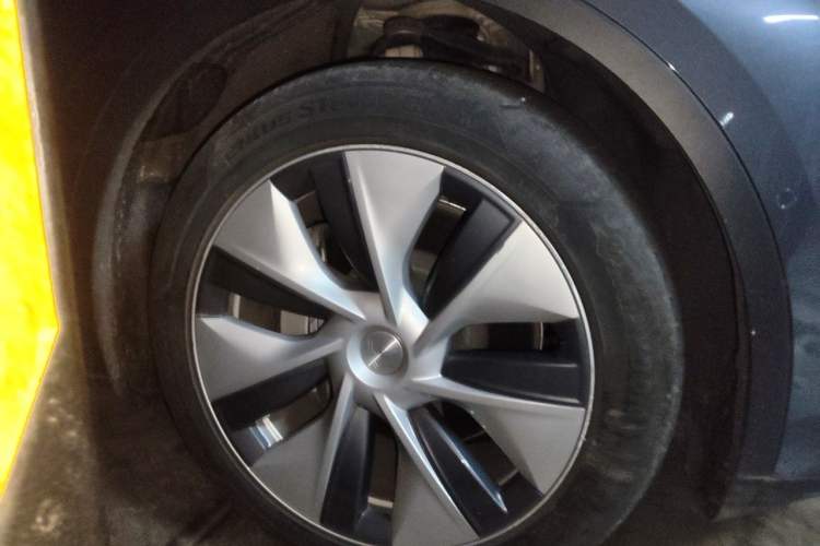 Used Tesla Model Y 2021 Standard Range Rear-Wheel Drive Version Right Front Wheel Hub
