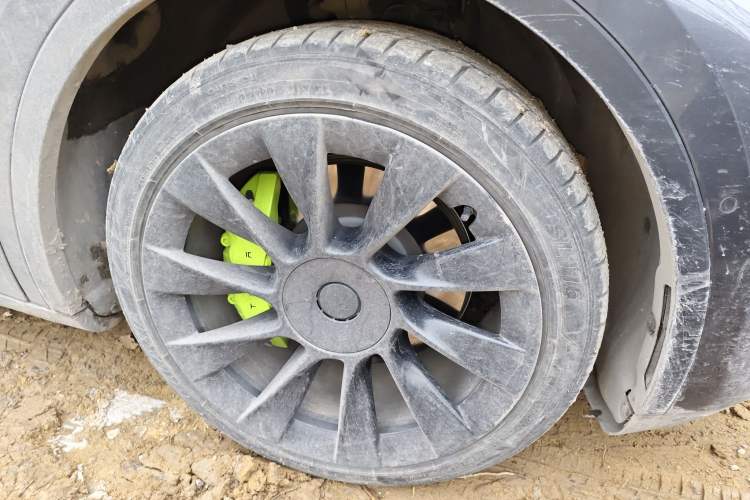 Used Tesla Model Y 2021 Long-Range All-Wheel-Drive Version 3D7 Right Front Wheel Hub