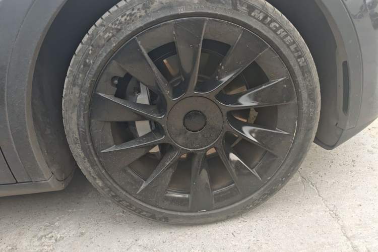 Used Tesla Model Y 2021 Long-Range All-Wheel-Drive Version 3D7 Right Front Wheel Hub