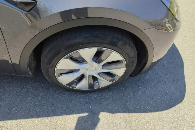 Used Tesla Model Y 2021 Standard Range Rear-Wheel Drive Version Right Front Wheel Hub