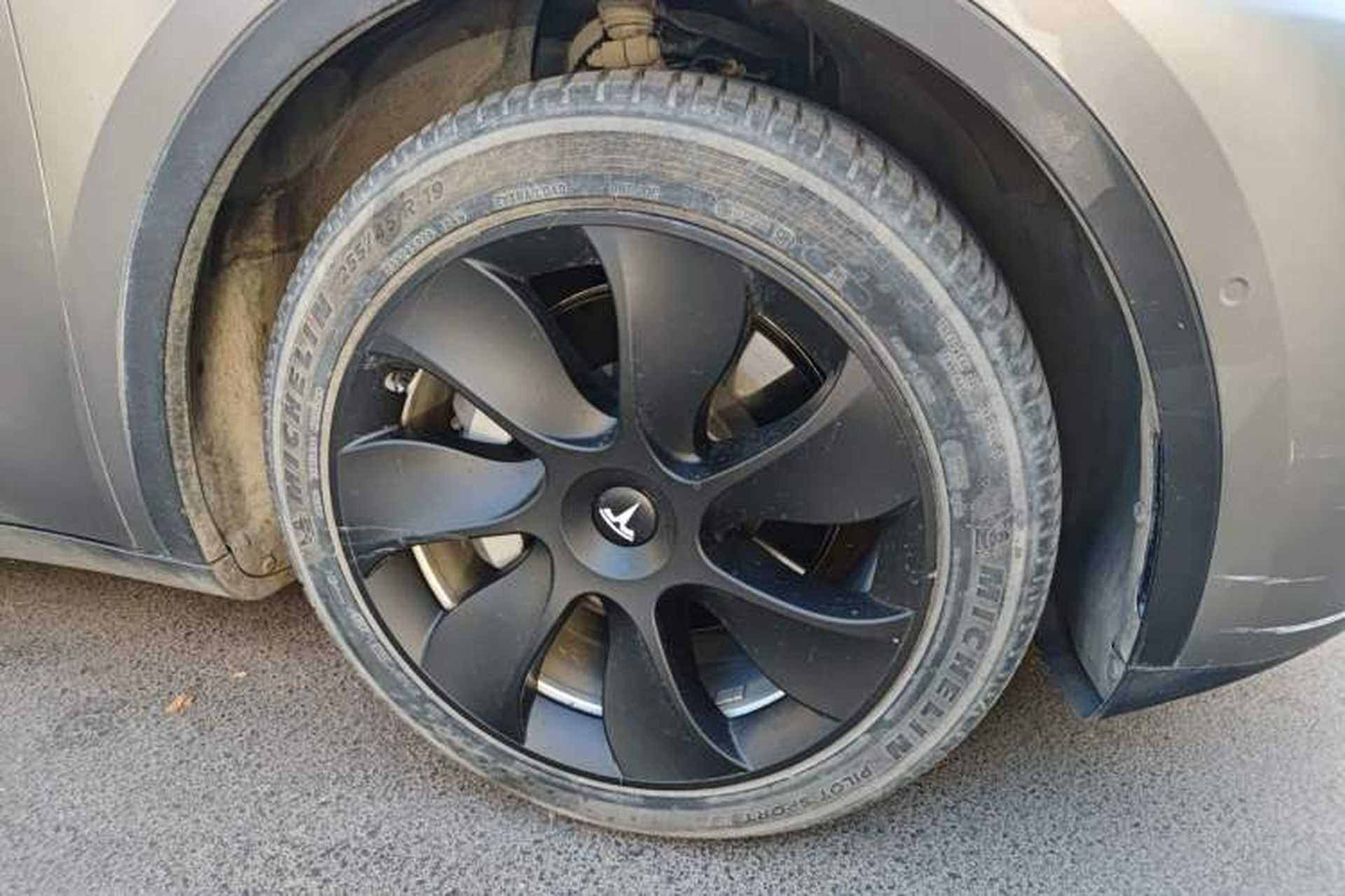 Used Tesla Model Y 2021 Standard Range Rear-Wheel Drive Version Right Front Wheel Hub