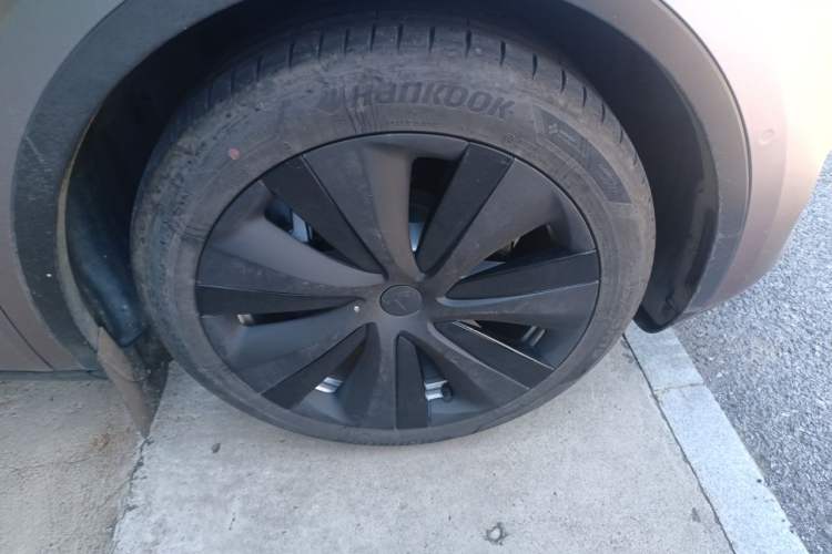 Used Tesla Model Y 2021 Standard Range Rear-Wheel Drive Version Right Front Wheel Hub