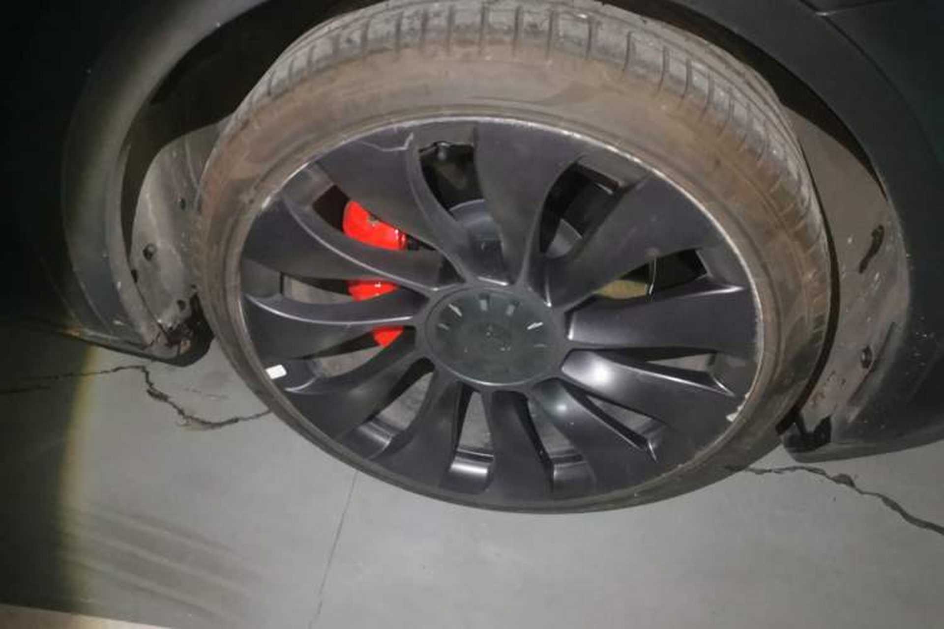 Used Tesla Model Y 2021 Performance High-Performance All-Wheel-Drive Version Right Front Wheel Hub