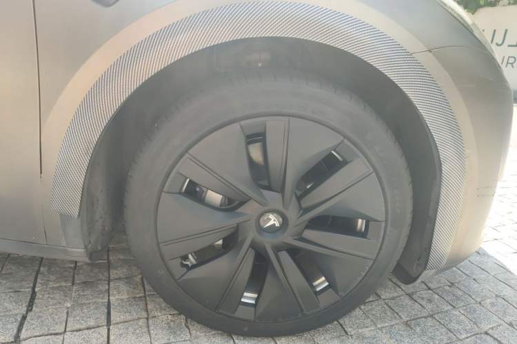 Used Tesla Model Y 2021 Long-Range All-Wheel-Drive Version Right Front Wheel Hub