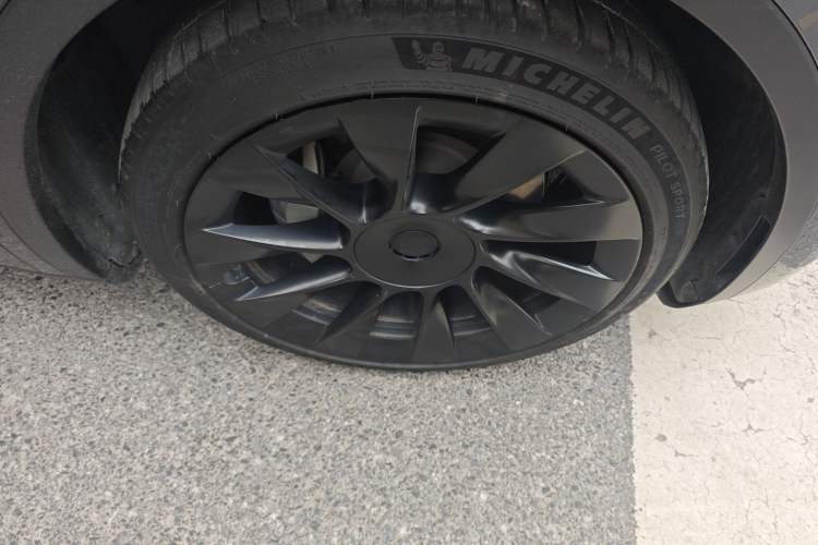 Used Tesla Model Y 2021 Long-Range All-Wheel-Drive Version Right Front Wheel Hub