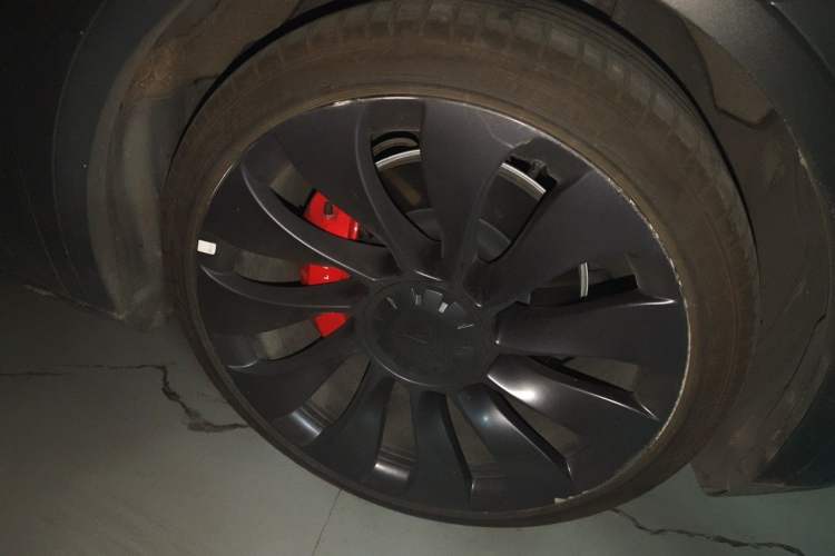 Used Tesla Model Y 2021 Performance High-Performance All-Wheel-Drive Version Right Front Wheel Hub