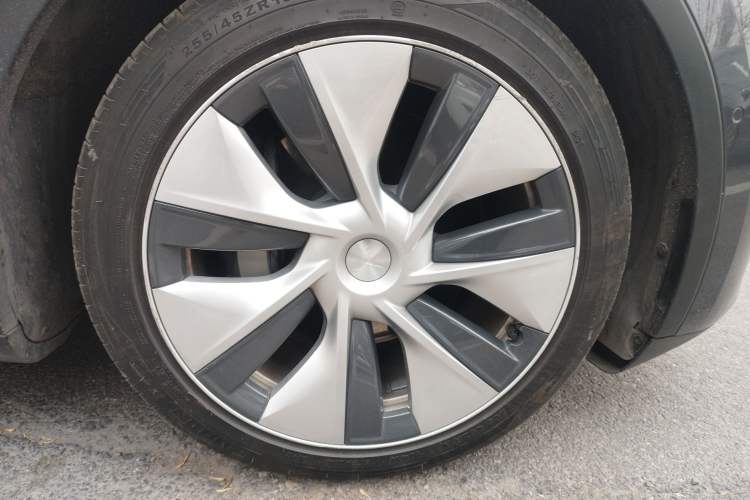 Used Tesla Model Y 2021 Long-Range All-Wheel-Drive Version Right Front Wheel Hub