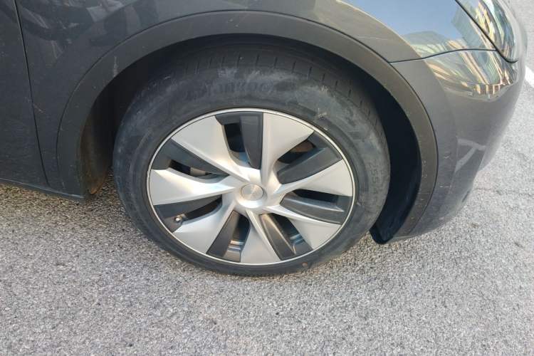 Used Tesla Model Y 2021 Standard Range Rear-Wheel Drive Version Right Front Wheel Hub