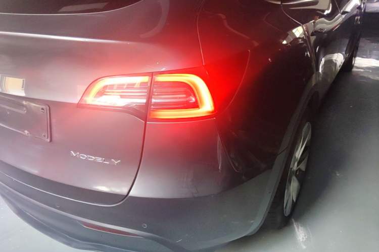 Used Tesla Model Y 2021 Standard Range Rear-Wheel Drive Version Right Rear Taillight