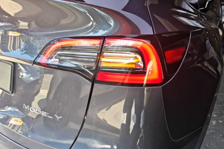 Used Tesla Model Y 2021 Long-Range All-Wheel-Drive Version 3D7 Right Rear Taillight