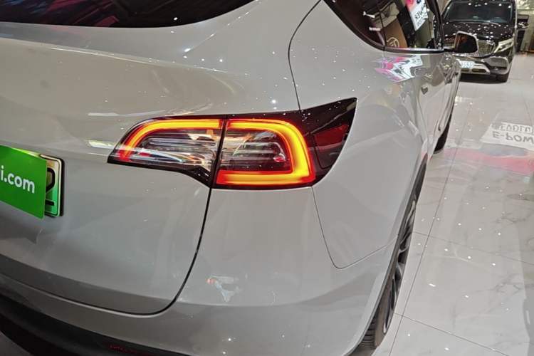 Used Tesla Model Y 2021 Standard Range Rear-Wheel Drive Version Right Rear Taillight