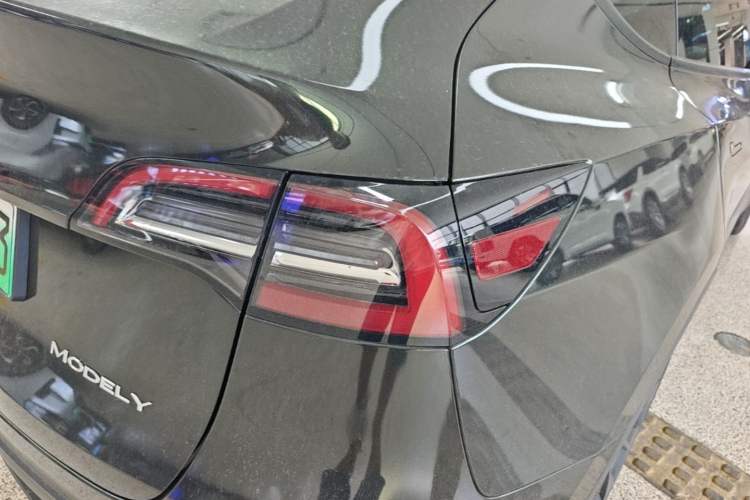 Used Tesla Model Y 2021 Standard Range Rear-Wheel Drive Version Right Rear Taillight
