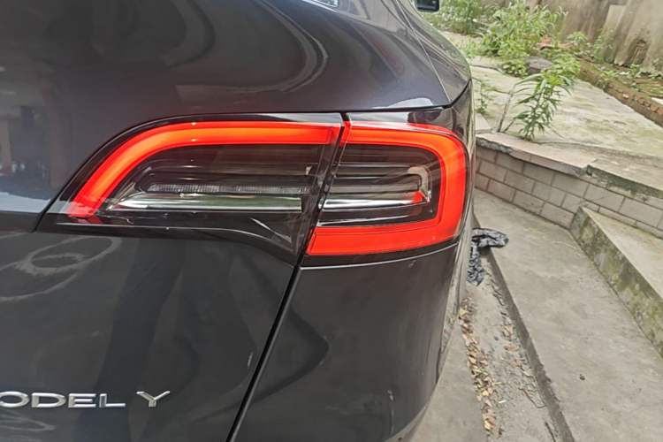 Used Tesla Model Y 2021 Standard Range Rear-Wheel Drive Version Right Rear Taillight