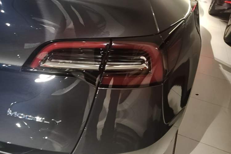 Used Tesla Model Y 2021 Standard Range Rear-Wheel Drive Version Right Rear Taillight