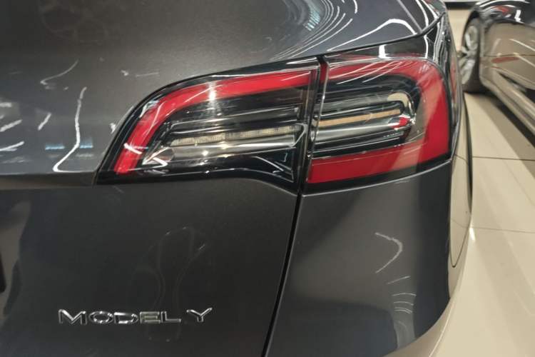 Used Tesla Model Y 2021 Long-Range All-Wheel-Drive Version Right Rear Taillight