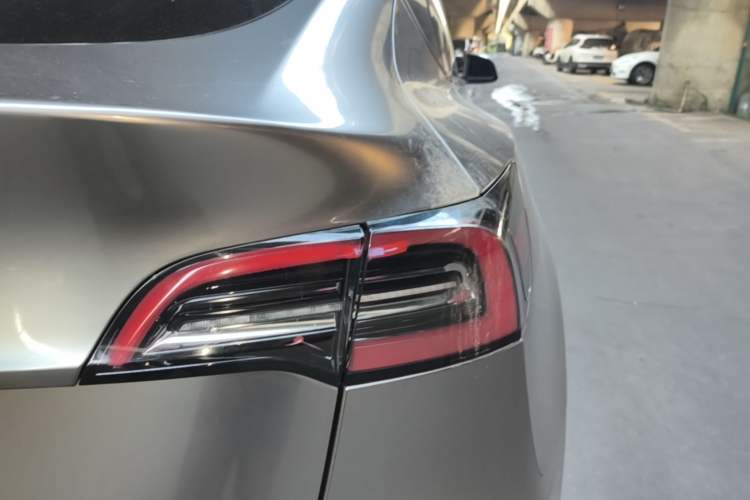 Used Tesla Model Y 2021 Standard Range Rear-Wheel Drive Version Right Rear Taillight