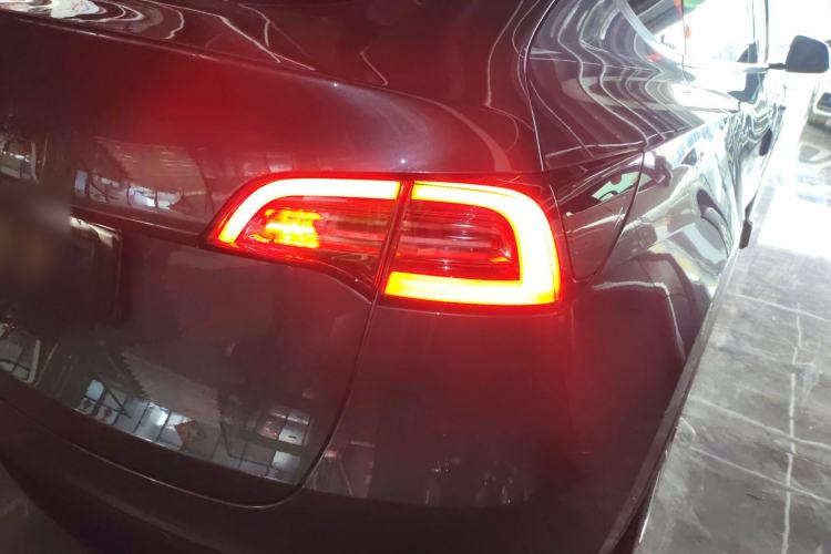 Used Tesla Model Y 2021 Standard Range Rear-Wheel Drive Version Right Rear Taillight