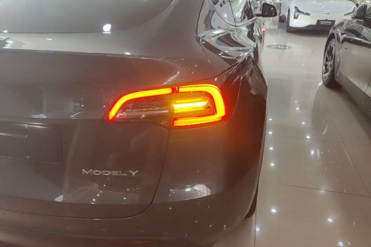 Used Tesla Model Y 2021 Standard Range Rear-Wheel Drive Version Right Rear Taillight