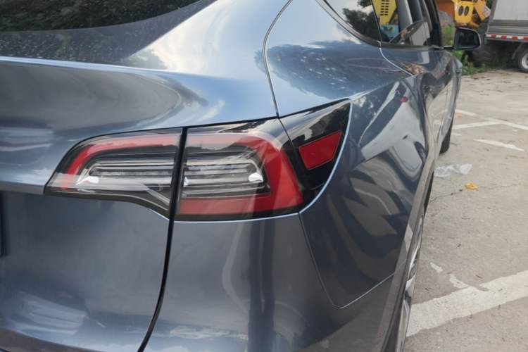 Used Tesla Model Y 2021 Long-Range All-Wheel-Drive Version Right Rear Taillight