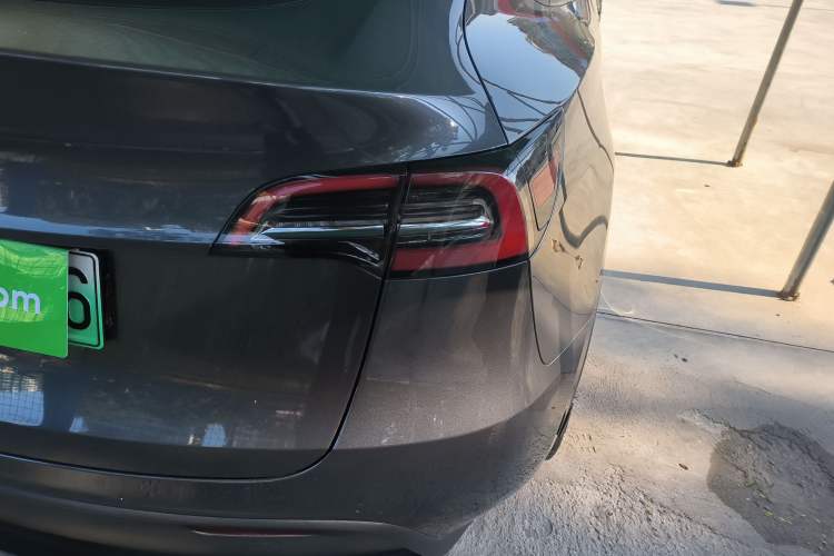 Used Tesla Model Y 2021 Long-Range All-Wheel-Drive Version Right Rear Taillight