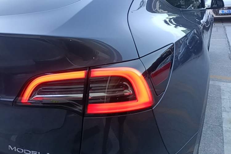 Used Tesla Model Y 2021 Long-Range All-Wheel-Drive Version 3D7 Right Rear Taillight
