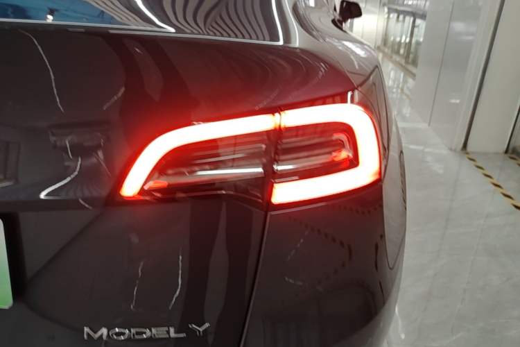 Used Tesla Model Y 2021 Standard Range Rear-Wheel Drive Version Right Rear Taillight