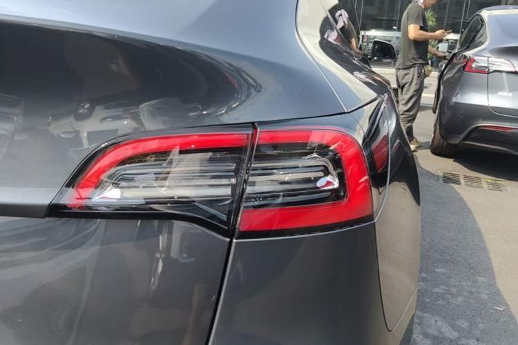 Used Tesla Model Y 2021 Long-Range All-Wheel-Drive Version Right Rear Taillight