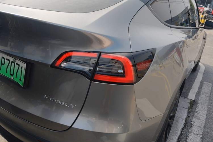 Used Tesla Model Y 2021 Standard Range Rear-Wheel Drive Version Right Rear Taillight