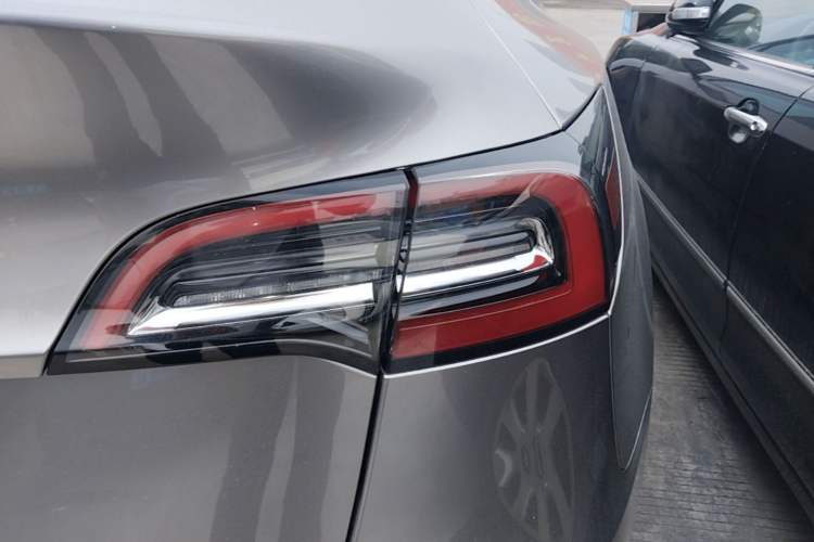 Used Tesla Model Y 2021 Long-Range All-Wheel-Drive Version Right Rear Taillight