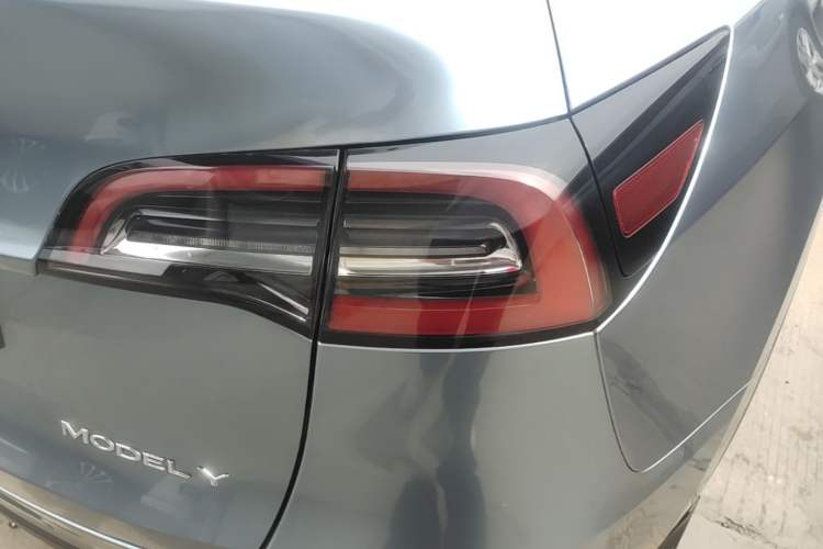Used Tesla Model Y 2021 Standard Range Rear-Wheel Drive Version Right Rear Taillight