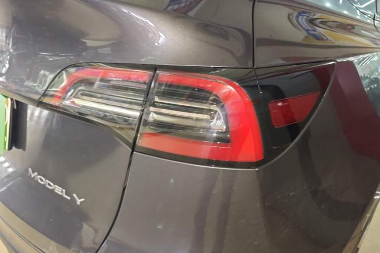 Used Tesla Model Y 2021 Standard Range Rear-Wheel Drive Version Right Rear Taillight