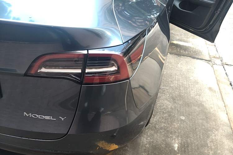 Used Tesla Model Y 2021 Standard Range Rear-Wheel Drive Version Right Rear Taillight