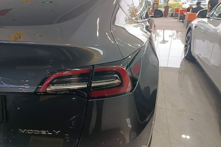 Used Tesla Model Y 2021 Long-Range All-Wheel-Drive Version Right Rear Taillight
