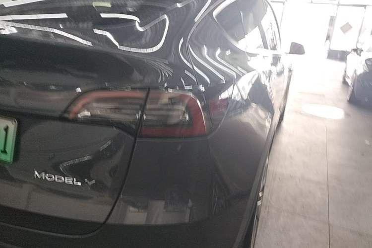 Used Tesla Model Y 2021 Standard Range Rear-Wheel Drive Version Right Rear Taillight